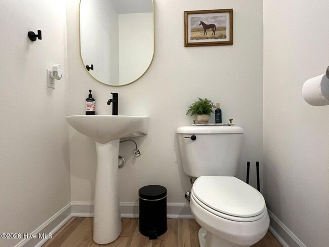 Building Photo - 561 Thorncliff Dr