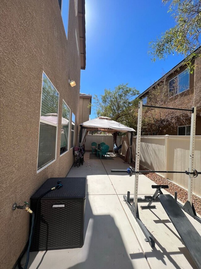 Building Photo - ABSOLUTELY AMAZING! Large 4 bedroom 2 stor...