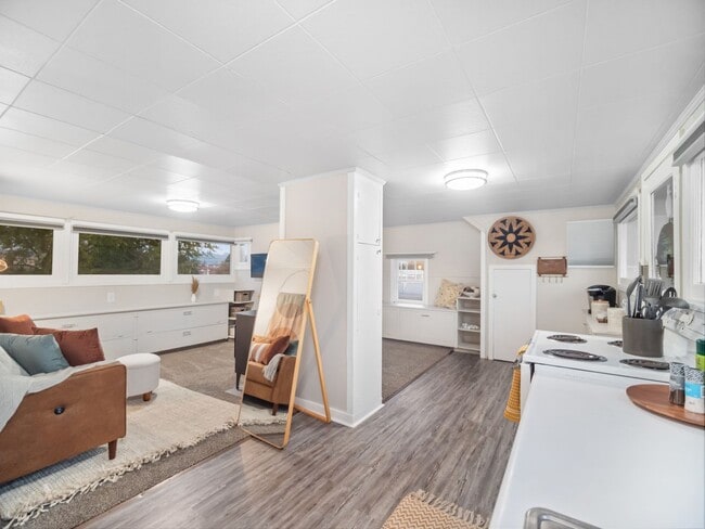 Building Photo - Boho Chic Loft (Furnished)