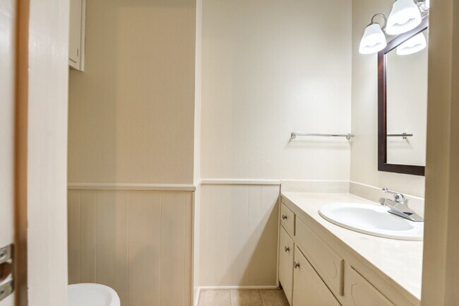 Building Photo - Wonderful 2 Bedroom 1.5 Bathroom Duplex!!!