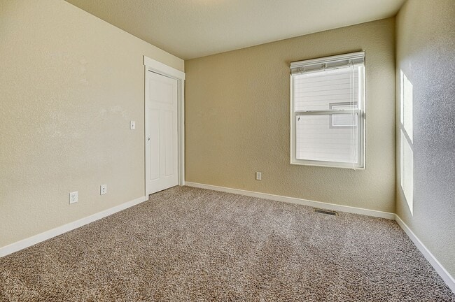 Building Photo - HUGE SIX (6!!!) BD HOME IN LORSON RANCH!