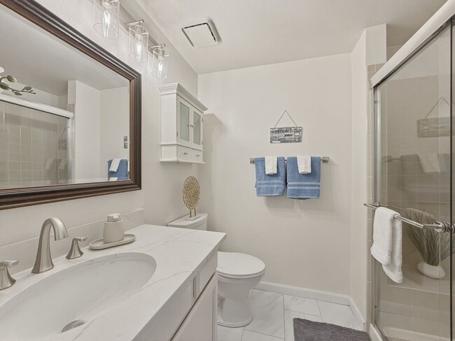 Building Photo - Move-In Ready Townhome!