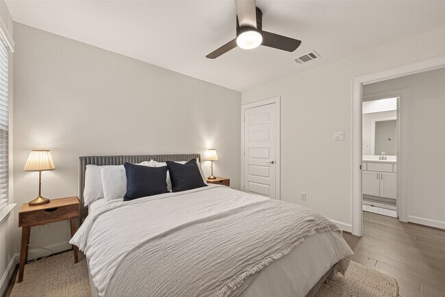 Building Photo - 1027 Gross St