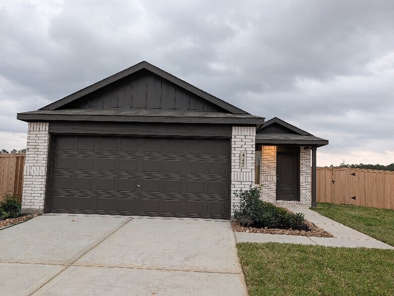 Primary Photo - 447 Southern Magnolia Wy