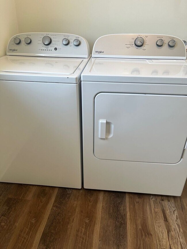 Building Photo - Gorgeous Flat in Overton Square