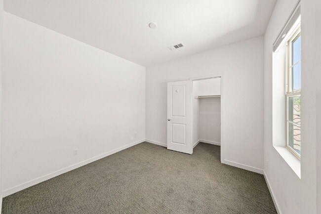 Building Photo - Love your life at Escaya in Chula Vista! 4Bed/2.5Ba attached garage home for rent