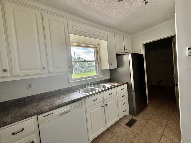 Building Photo - Charming 3 Bedroom, 2 Bathroom Home in Mus...