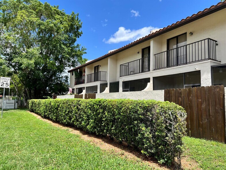 Building Photo - 10623 Royal Palm Blvd
