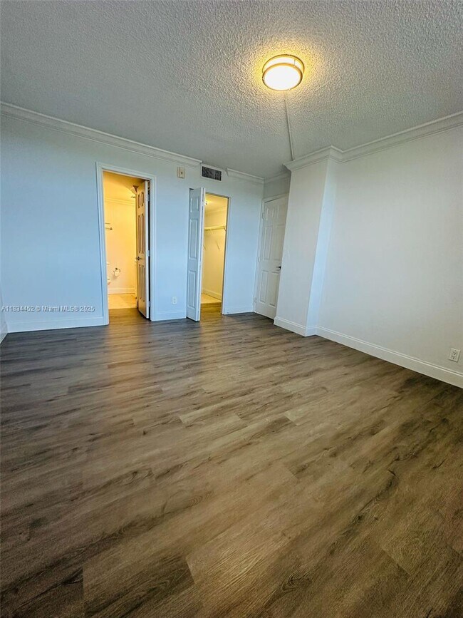 Building Photo - 250 Jacaranda Dr