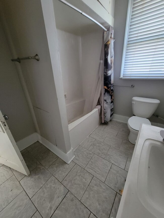 Building Photo - Fairfield Historic District - 1 Bed 1 Bath Apartment - Appliances included!