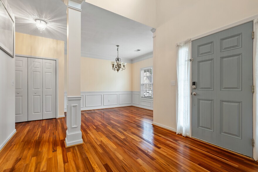 Building Photo - 847 Edgeley Ln