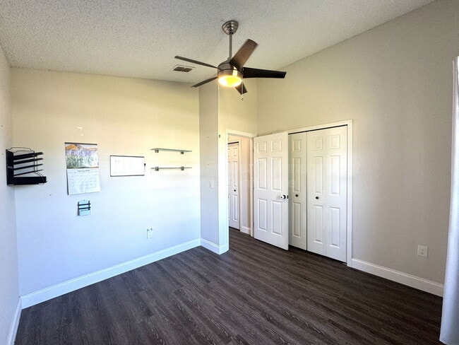 Building Photo - 402 Lark Ct