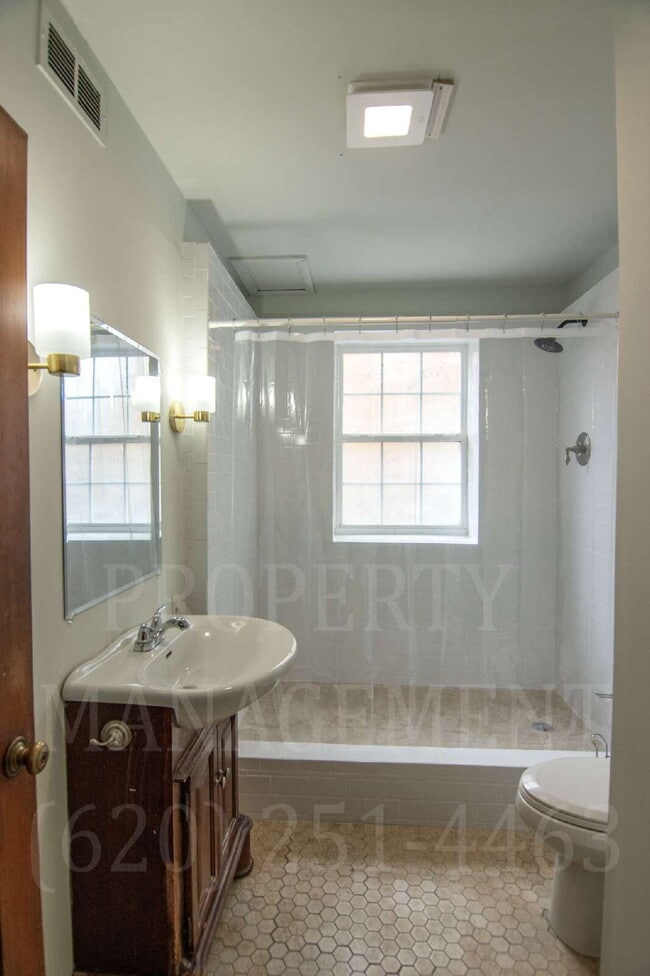 Building Photo - Spacious 4-Bedroom 2-Bathroom Home