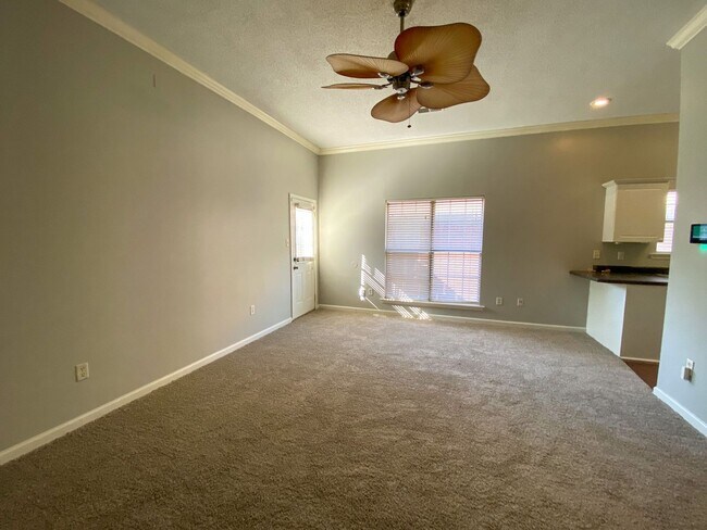 Building Photo - 3 bed, 2 bath in a gated community by Shel...
