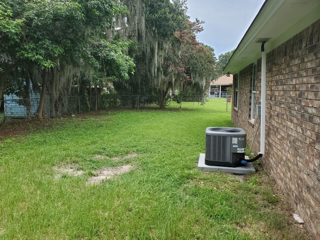 Building Photo - 3 bedroom, 2 bath off of White Bluff!