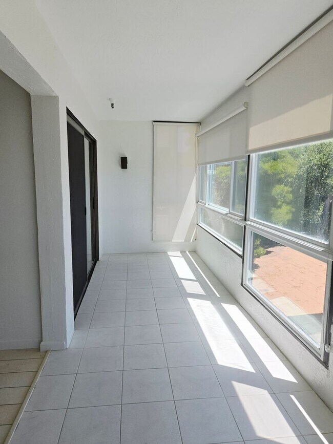 Building Photo - Top Floor Condo Unit