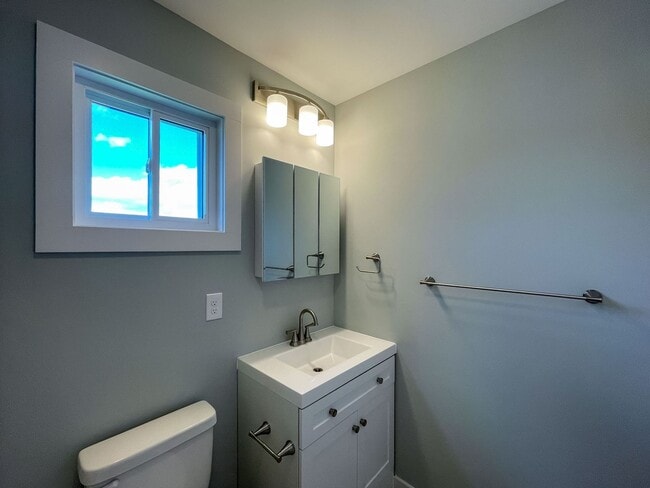Building Photo - Beautiful Compact Cottage in South Asheville