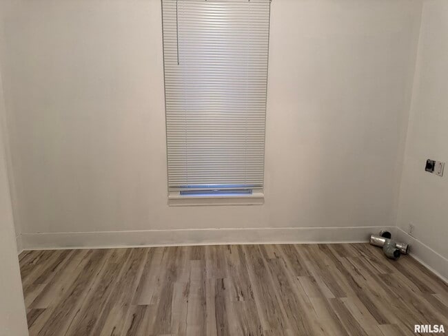 Building Photo - 105 6th Ave