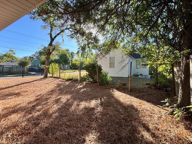 Building Photo - 627 W 2nd St