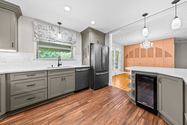 Building Photo - 3 Bedroom, Meticulously Maintained Updated...