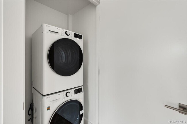 Building Photo - Ten Lyon Pl