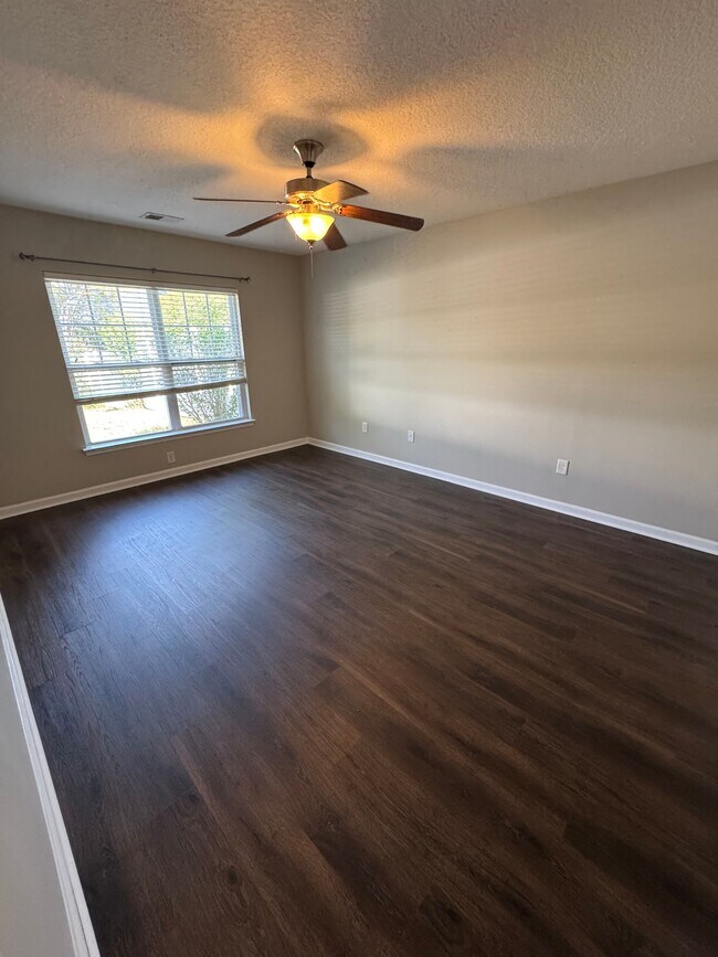 Building Photo - 661 Old Castle Loop