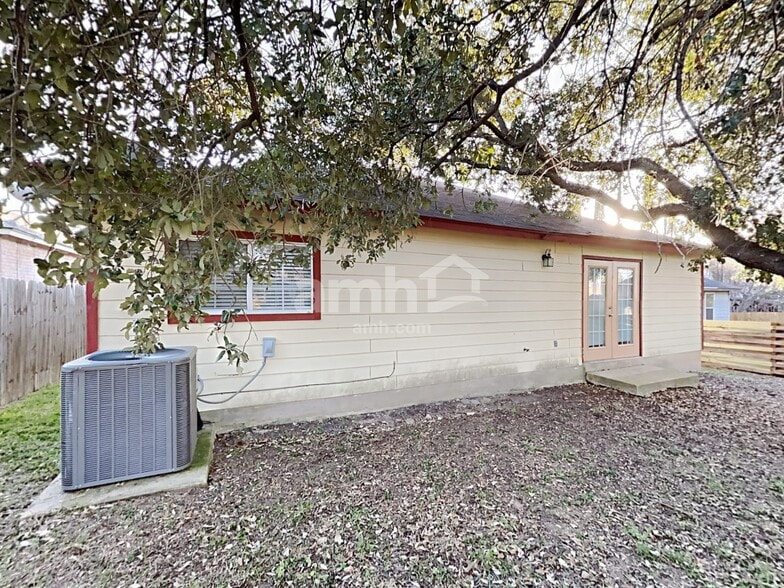 Building Photo - 10339 Manor Crk