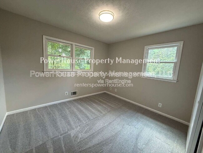 Building Photo - 3155 Oak Dr