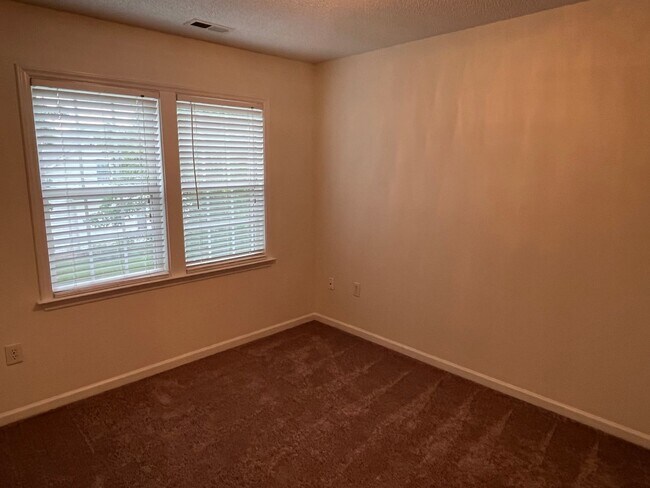 Building Photo - Cute 3 bedroom 1.5 bath home located close...