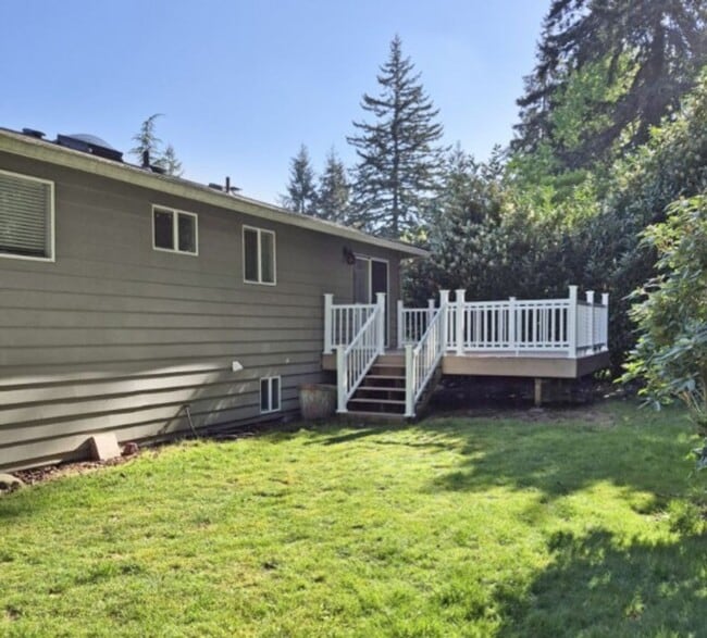 Building Photo - Split-Level Stunner with Skylight, Hardwoods & Room to Grow