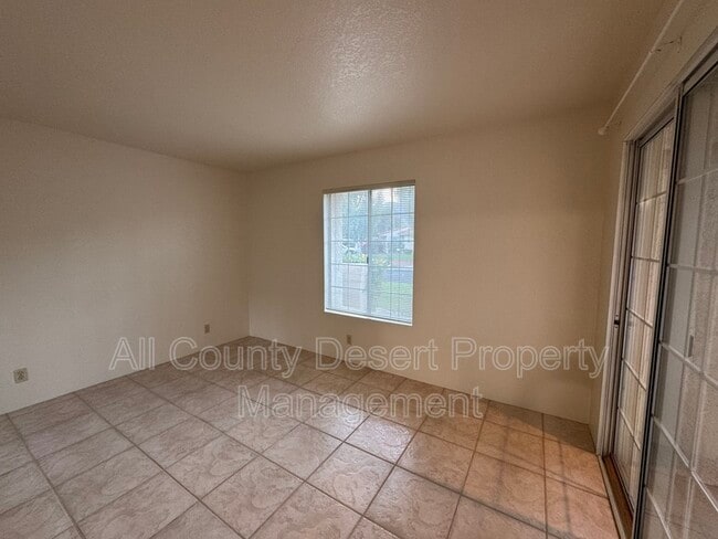 Building Photo - 2701 E Mesquite Ave