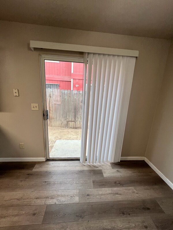 Building Photo - 512 S Dearing Ave