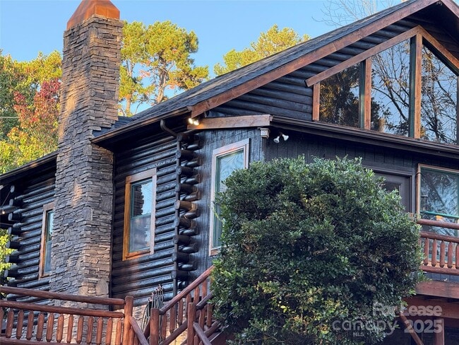 Building Photo - 1011 Lakeshore Dr