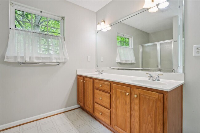 Building Photo - Spacious home in Fernbrook community and J...