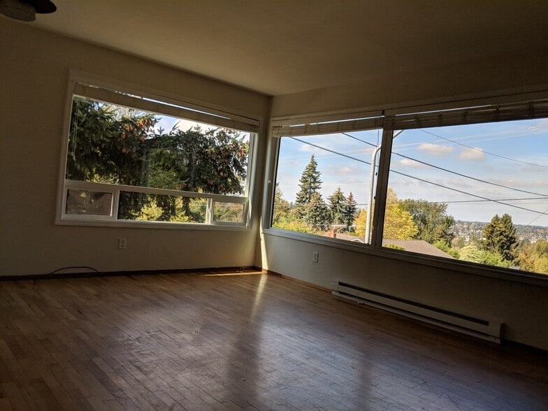 Living Room w/ view - 1800 Lakeway Dr