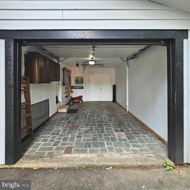 Building Photo - 1108 N Rockingham St