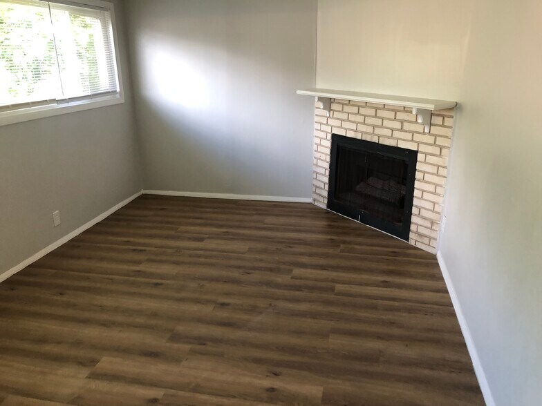 Family room - 3827 Eiler St