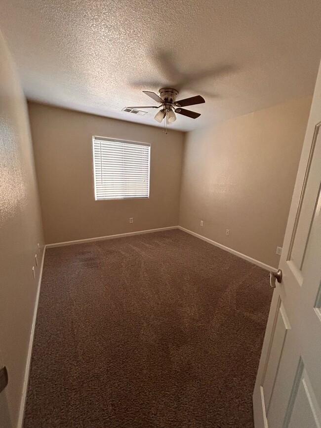 Building Photo - Nice home for rent in Visalia