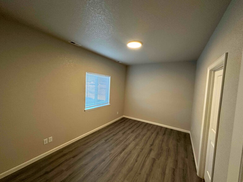 Building Photo - 686 E Hahns Peak Ave