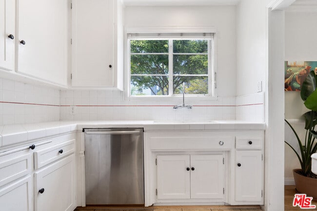 Building Photo - 474 S Roxbury Dr