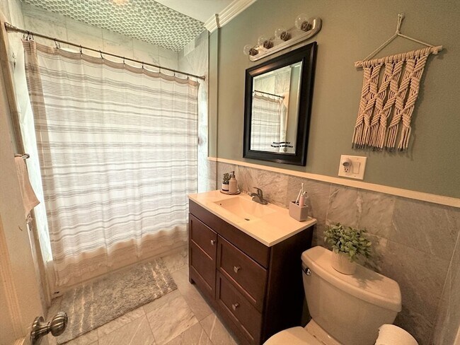 Building Photo - 17 Bentley St