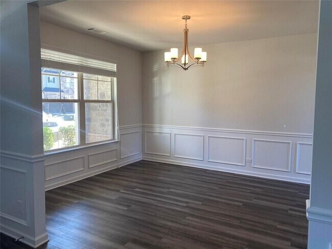 Building Photo - 5650 Mirror Lake Dr