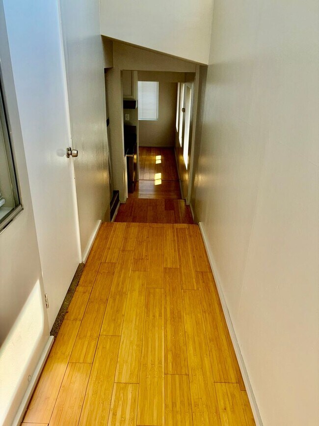Building Photo - **OPEN HOUSE THURSDAY 5/22/25** 2,400- ALL...