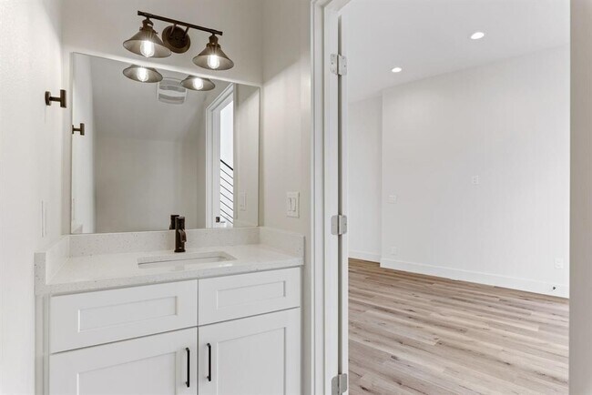 Building Photo - 8507 Hathaway Dr
