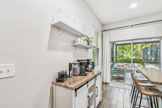 Building Photo - 109 W Hollywood St