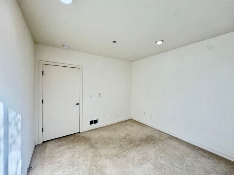 Building Photo - One Parking Spot Free! (FREE RENT until end of the year)