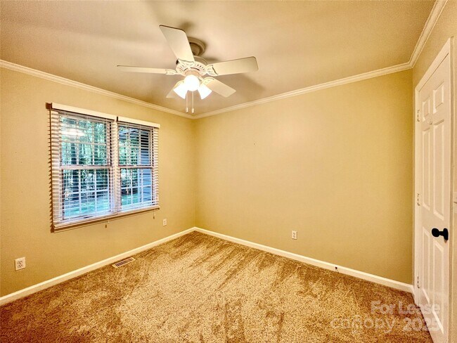 Building Photo - 911 Reverdy Ln