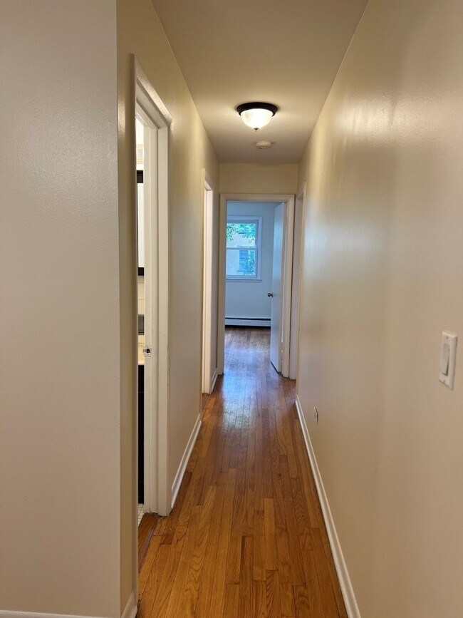 Building Photo - 7542 N Oakley Ave