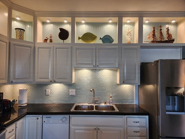 Building Photo - 206 W Red Snapper St