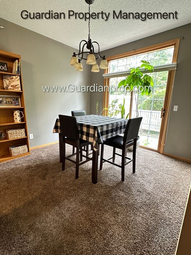 Building Photo - Eden Prairie End Unit Town Home, 2 Car Gar...
